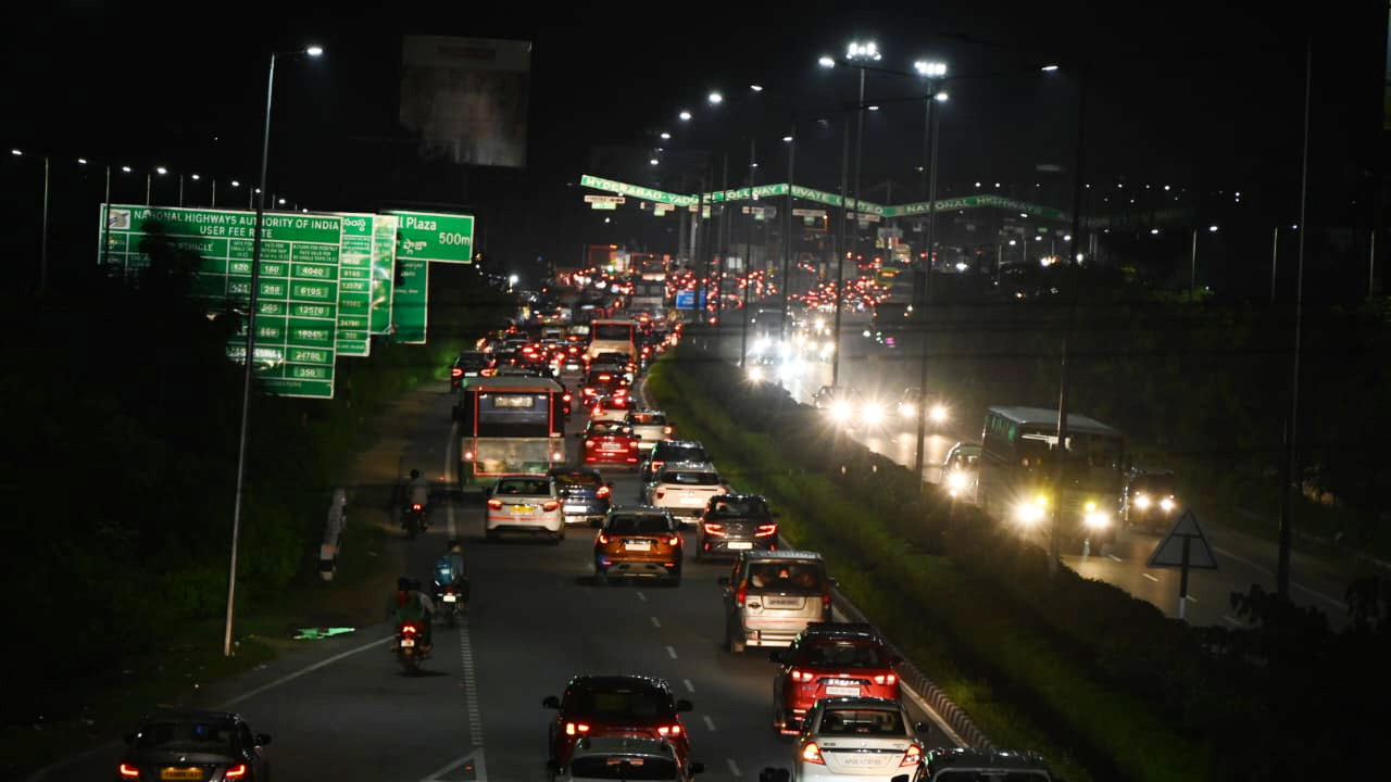 Heavy Traffic: కిలోమీటర్ల మేర నిలిచిన కార్లు, బస్సులు, ట్రక్కులు