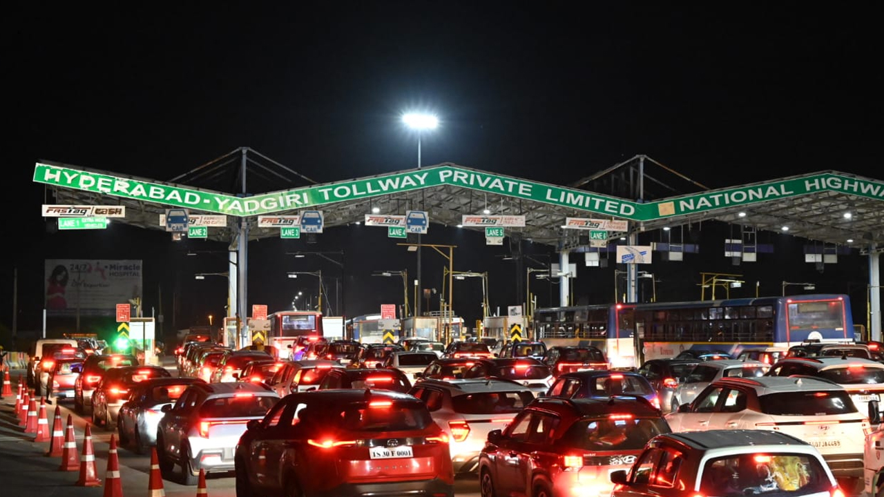 Heavy Traffic: కిలోమీటర్ల మేర నిలిచిన కార్లు, బస్సులు, ట్రక్కులు