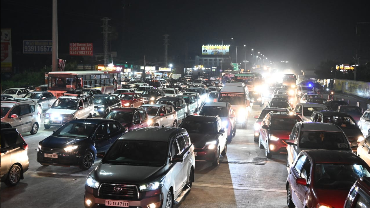 Heavy Traffic: కిలోమీటర్ల మేర నిలిచిన కార్లు, బస్సులు, ట్రక్కులు