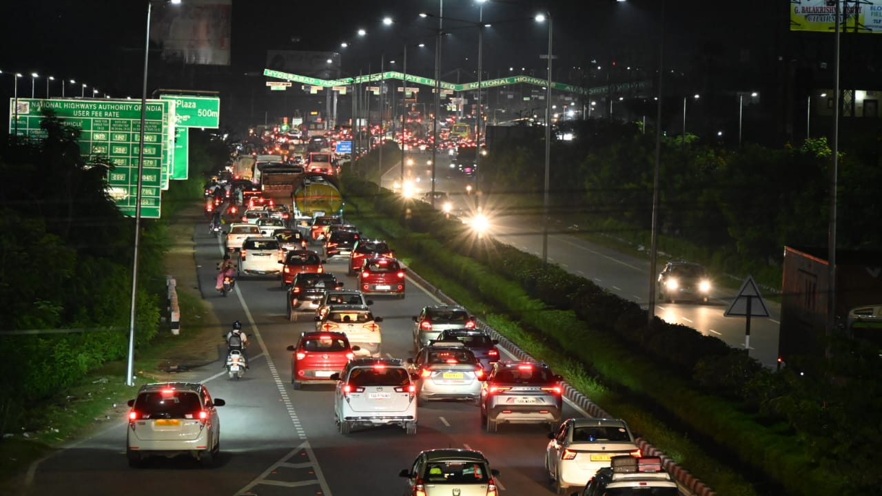 Heavy Traffic: కిలోమీటర్ల మేర నిలిచిన కార్లు, బస్సులు, ట్రక్కులు