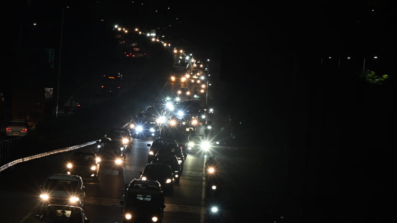 Heavy Traffic: కిలోమీటర్ల మేర నిలిచిన కార్లు, బస్సులు, ట్రక్కులు