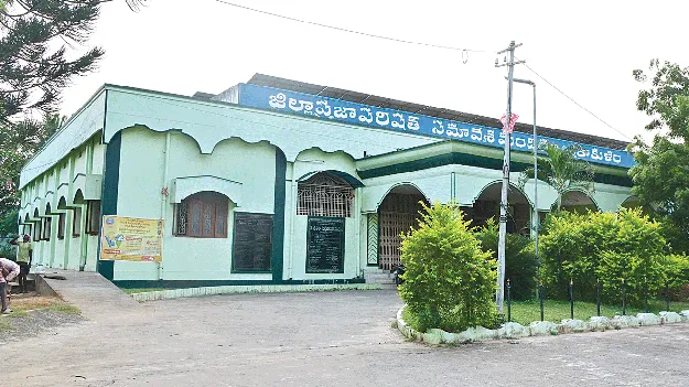 ప్రజాప్రతినిధులూ.. సమస్యలపై చర్చించరూ!