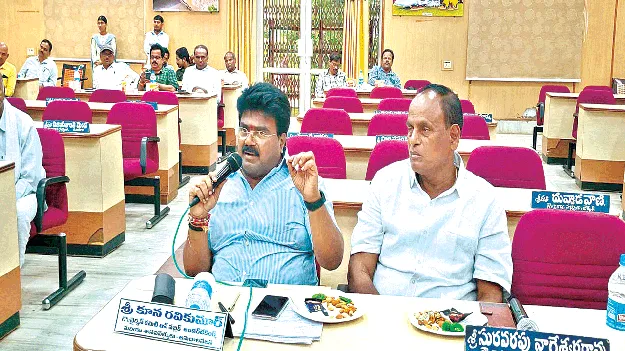 అధికారులు లేరు... ప్రజాప్రతినిధులు రారు