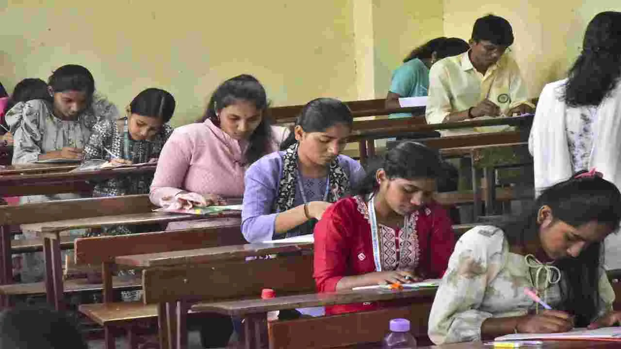 Vocational Colleges Scam: క్లాసుకు వెళ్లకుండానే ‘పాస్’...