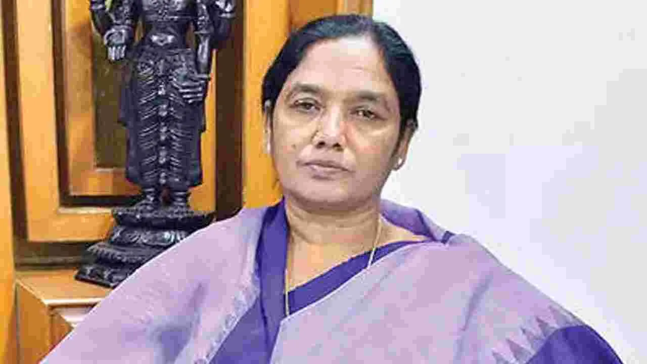 MLA: ఎమ్మెల్యే పరిటాల సునీత ఆగ్రహం.. డిజిటల్‌ బుక్‌ పేరుతో వైసీపీ బెదిరింపులు