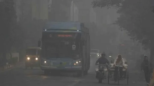 Delhi Air Oollution: కాలుష్య కౌగిలి