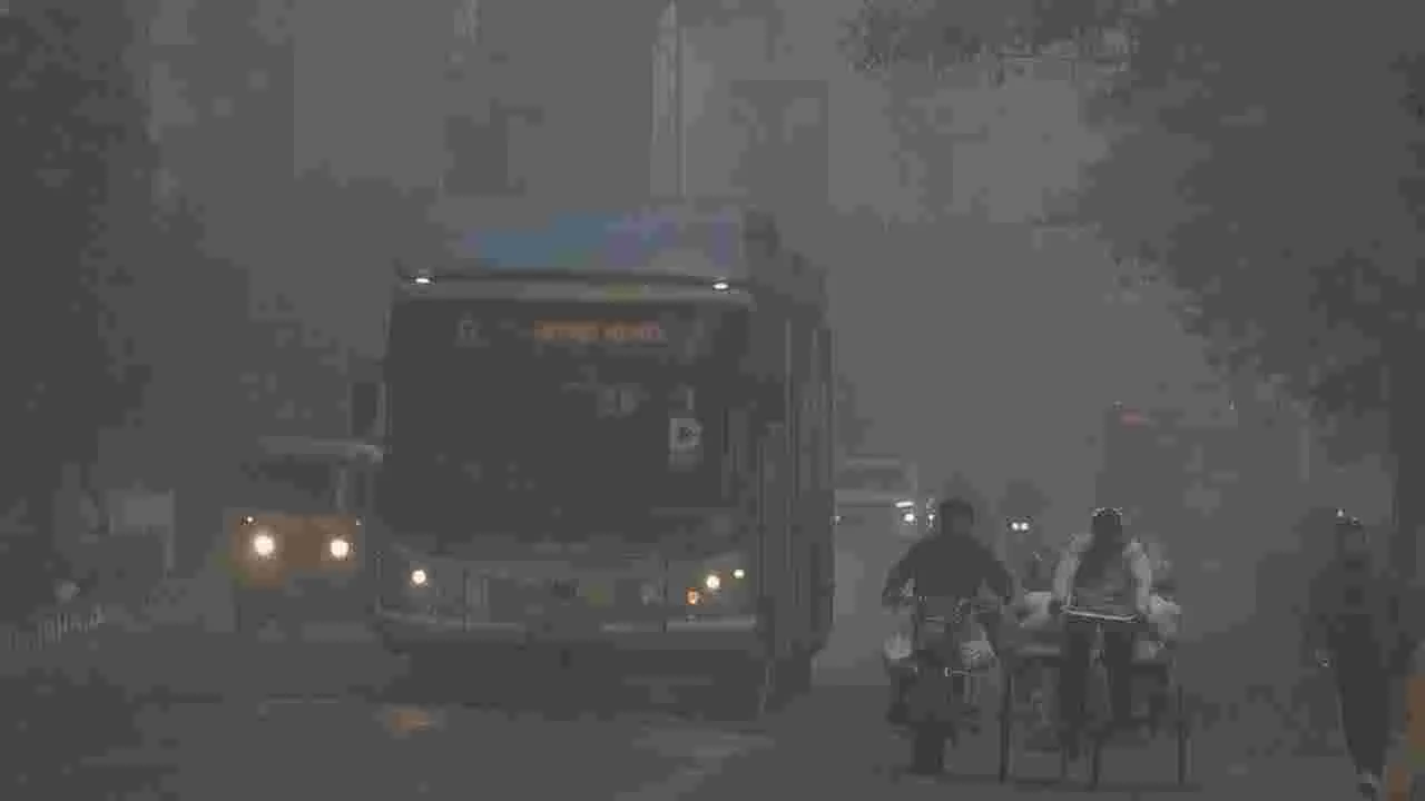 Delhi Air Oollution: కాలుష్య కౌగిలి