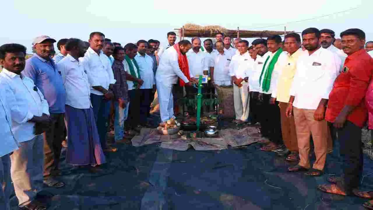 కొనుగోలు కేంద్రాల్లోనే ధాన్యం విక్రయించాలి