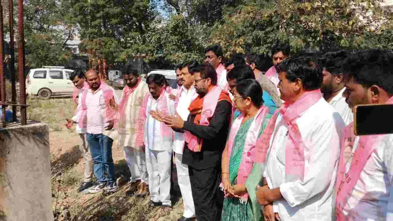 పార్కింగ్‌ కాంప్లెక్స్‌ నిర్మాణాన్ని వెంటనే పూర్తి చేయాలి