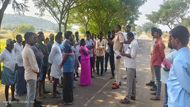 మట్టి తవ్వకాలను అడ్డుకున్న రైతులు