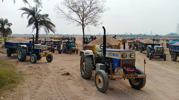 సామాన్యులకు భారంగా మారిన ఇసుక  