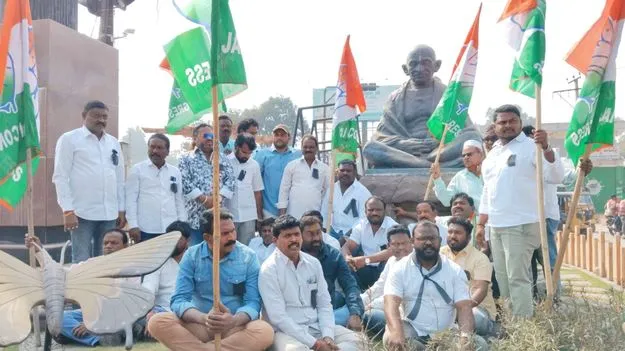 ఉపాధిహామీకి మహాత్మ గాంధీ పేరును తొలగింపు