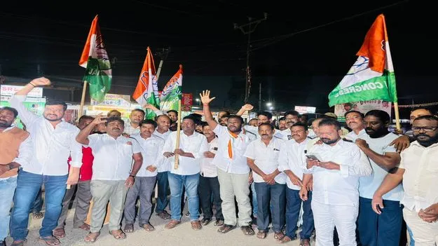 ఖనిలో కాంగ్రెస్‌ నాయకుల సంబరాలు