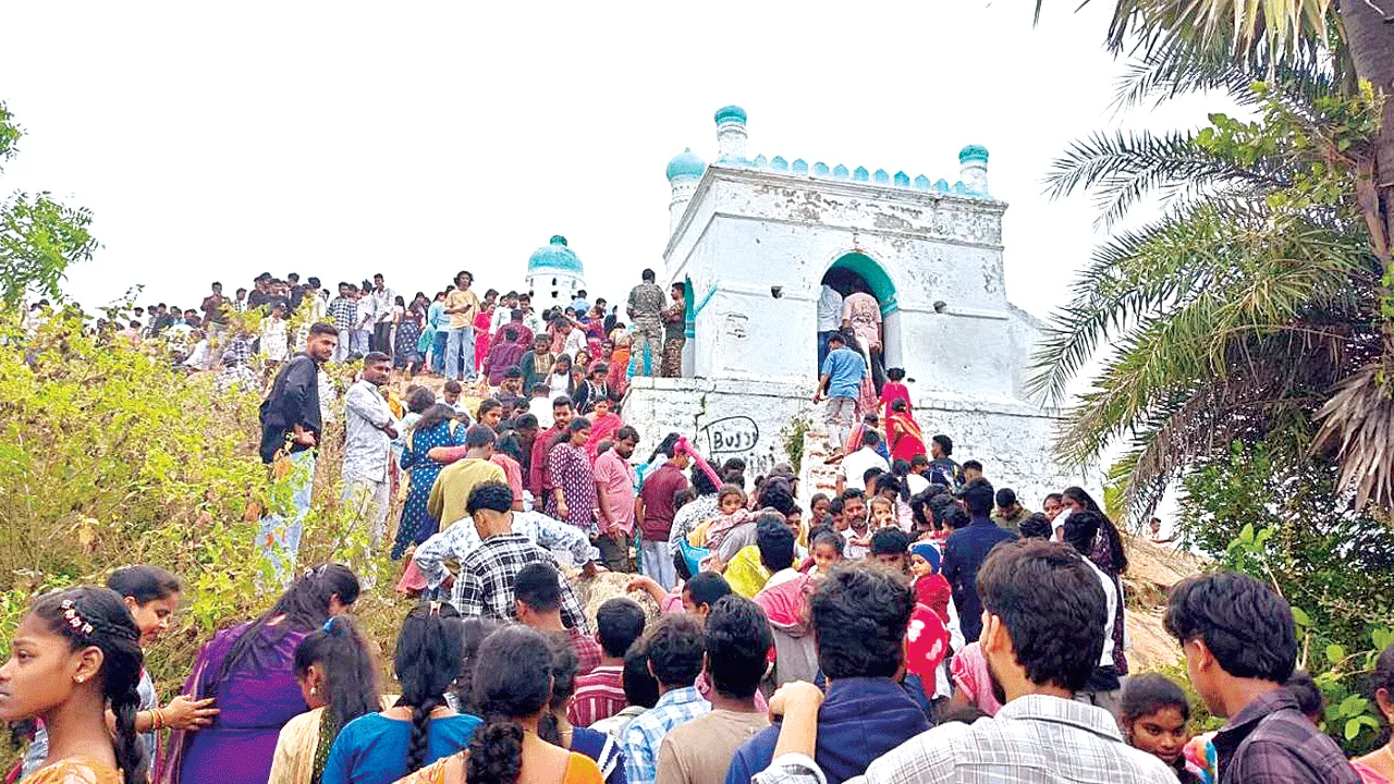  భక్తిశ్రద్ధలతో పీర్లకొండ యాత్ర 