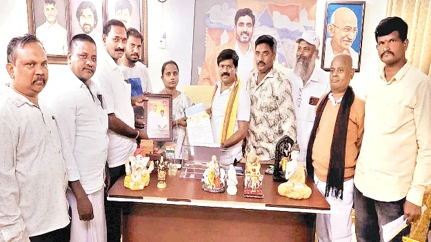 ప్రతి కుటుంబానికి అండగా ప్రభుత్వం