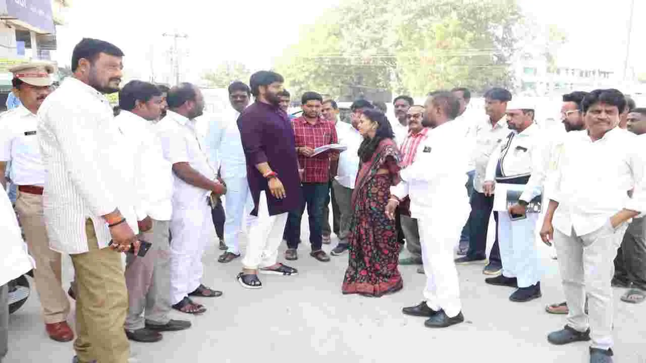 అభివృద్ధి పనుల్లో వేగం పెంచండి 