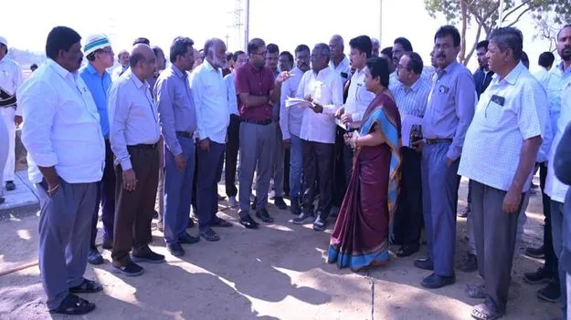 అభివృద్ధి పనులను వేగవంతం చేయండి 