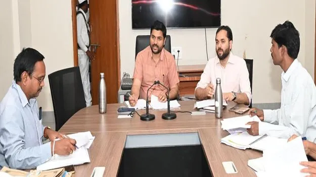 kumaram bheem asifabad- ఇందిరమ్మ ఇళ్లను వేగవంతం చేయాలి