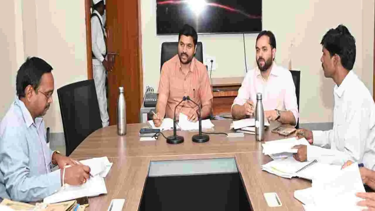 kumaram bheem asifabad- ఇందిరమ్మ ఇళ్లను వేగవంతం చేయాలి