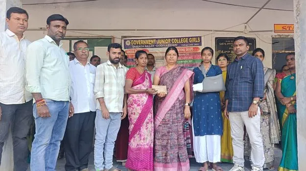 ప్రమాదంలో గాయపడిన విద్యార్ధినికి చేయూత