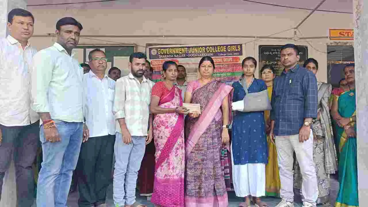 ప్రమాదంలో గాయపడిన విద్యార్ధినికి చేయూత