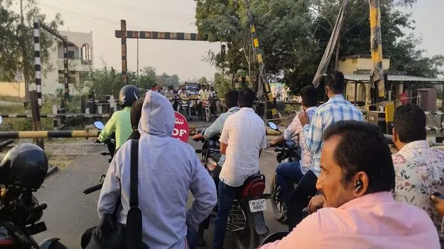 రైల్వే గేట్‌ తో ఇబ్బందులు