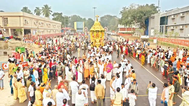 రమణీయం.. స్వర్ణ రథోత్సవం