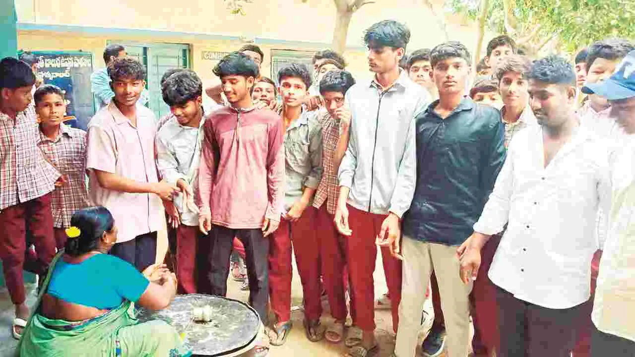 పురుగుల అన్నం.. నీళ్లచారు మాకొద్దు