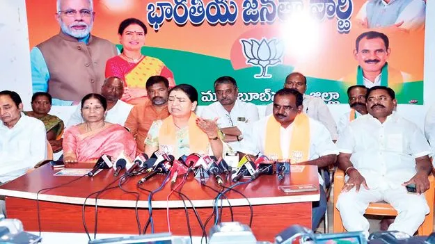 వేలం పాటలు ప్రజాస్వామ్యానికి విరుద్ధం 