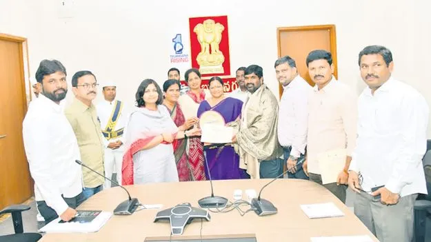 విద్యార్థులు అన్నిరంగాల్లో రాణించాలి