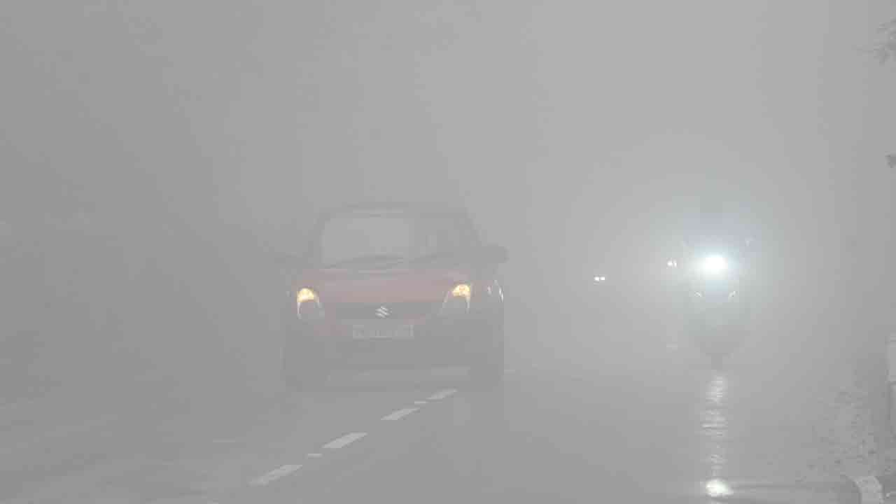 Dense Fog Covers Tirumala: తిరుమలలో దట్టమైన పొగమంచు.. ఆలయ పరిసరాలు, ఘాట్ రోడ్లు మంచు మయం..