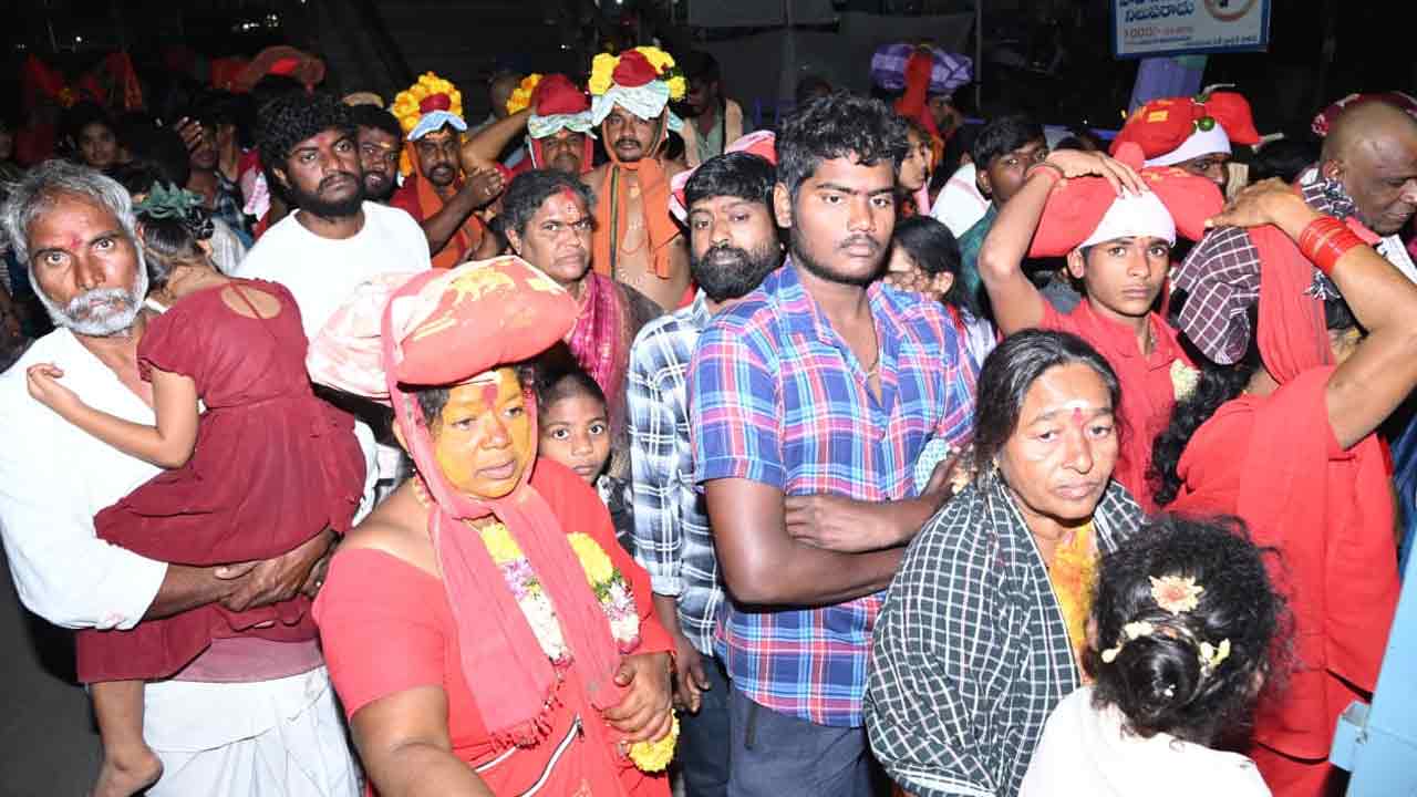 శ్రీ భవాని దీక్షలు 2025.. ఇంద్రకీలాద్రిపై భక్తుల రద్దీ..