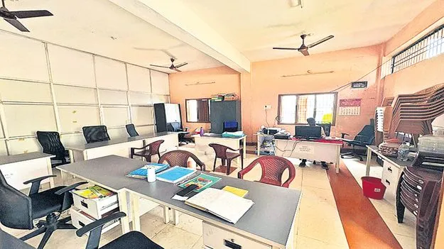 సచివాలయాల్లో స్టేషనరీ కొరత