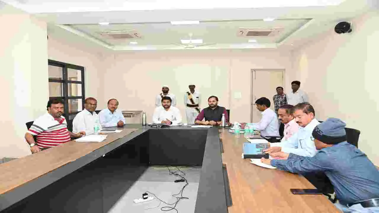 kumaram bheem asifabad- ఇందిరమ్మ ఇళ్ల పనులు సకాలంలో పూర్తవ్వాలి