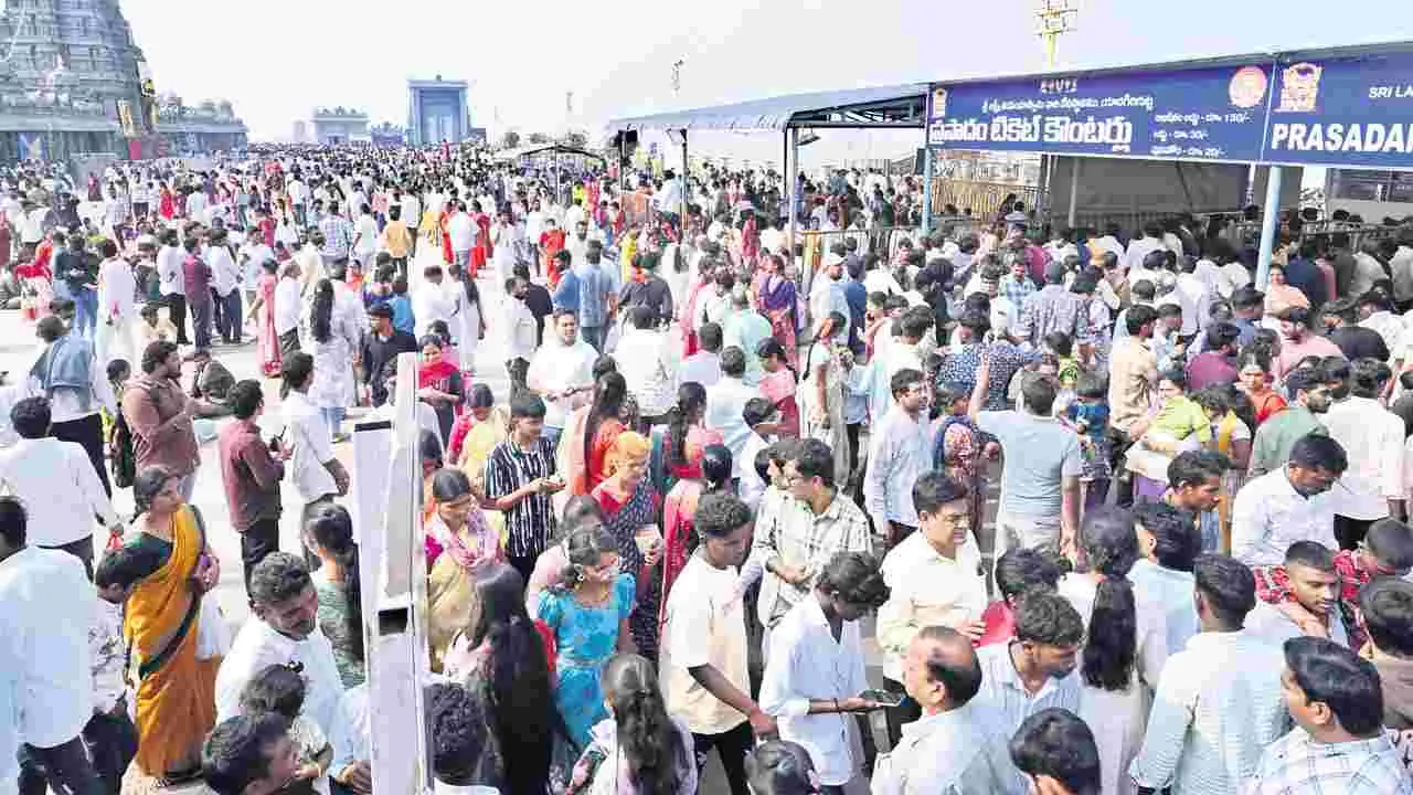 యాదగిరికొండపై నూతన సందడి