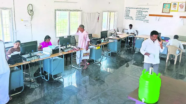 OFFICES: ఒకే గదిలో మూడు సచివాలయాలు