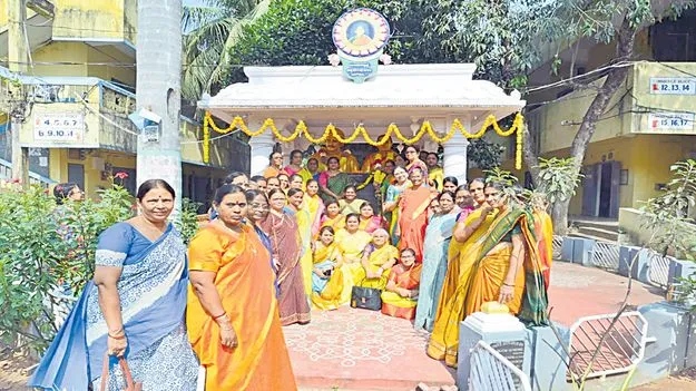 పిల్లలైన.. పెద్దలు!