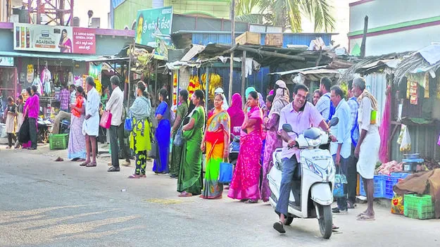BUS STOP: బస్‌షెల్టర్‌ లేక ఇబ్బందులు 