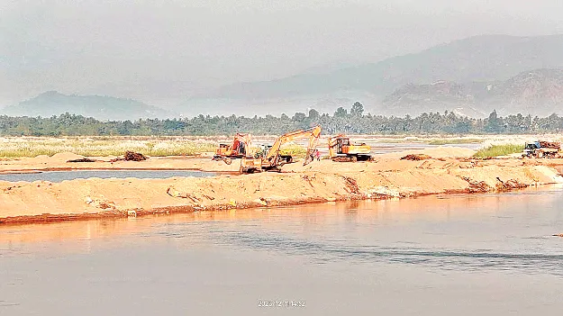  ఇసుకను తోడేస్తున్నారు..
