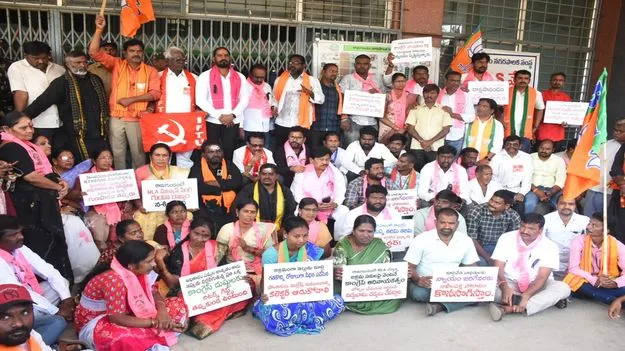 షాపుల కూల్చివేత బాధితులకు న్యాయం చేయాలి