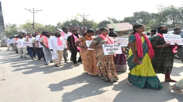 కూల్చివేతలను నిరసిస్తూ మౌన ప్రదర్శన