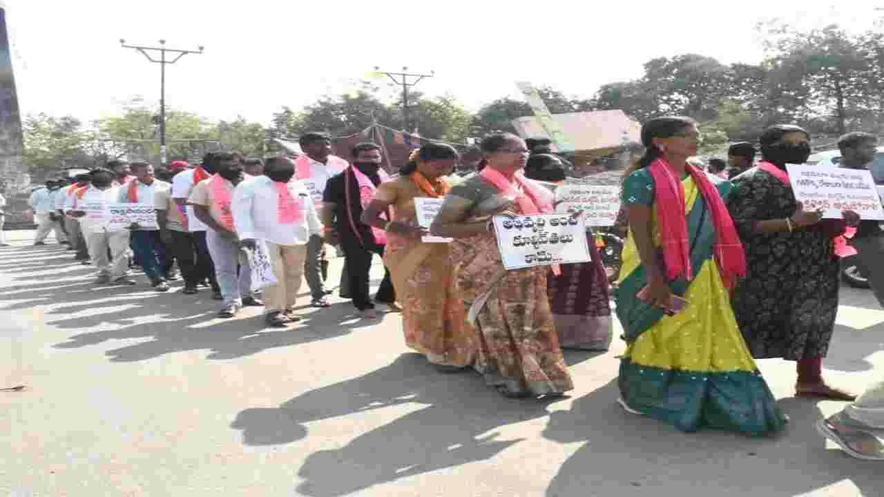 కూల్చివేతలను నిరసిస్తూ మౌన ప్రదర్శన