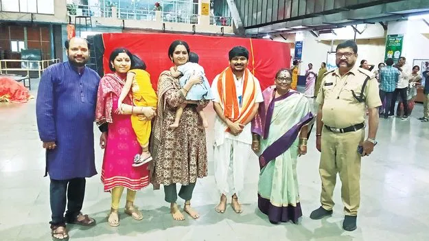 ఎడమ గట్టు విద్యుత్‌ కేంద్రాన్ని సందర్శించిన సినీ నటులు