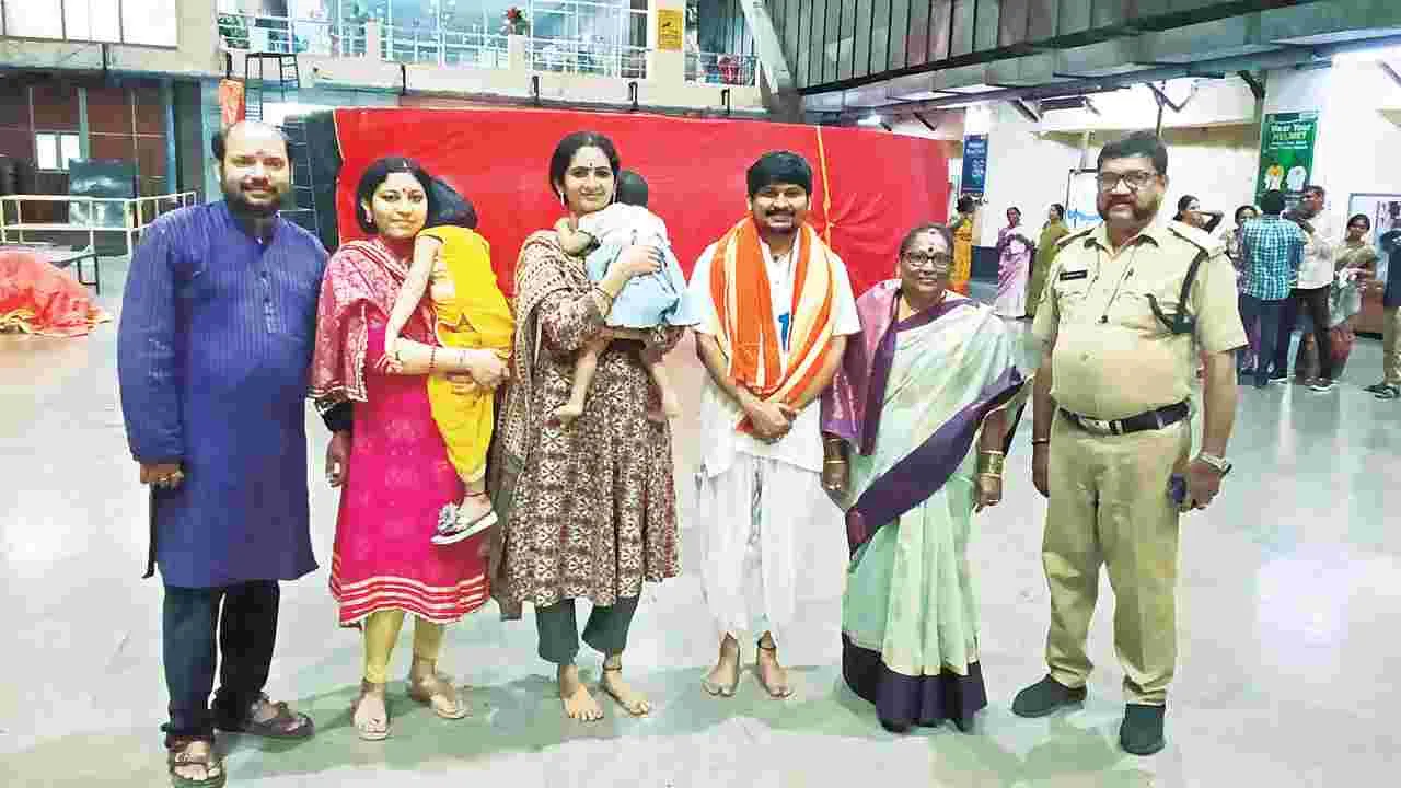 ఎడమ గట్టు విద్యుత్‌ కేంద్రాన్ని సందర్శించిన సినీ నటులు