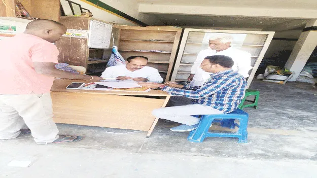 రైతుకు ఎరువులు అందుబాటులో ఉంచాలి