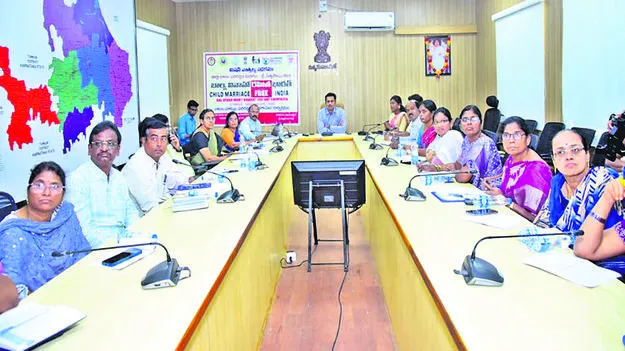 Collector బాల్యవివాహాలు అరికట్టాలి: కలెక్టర్‌