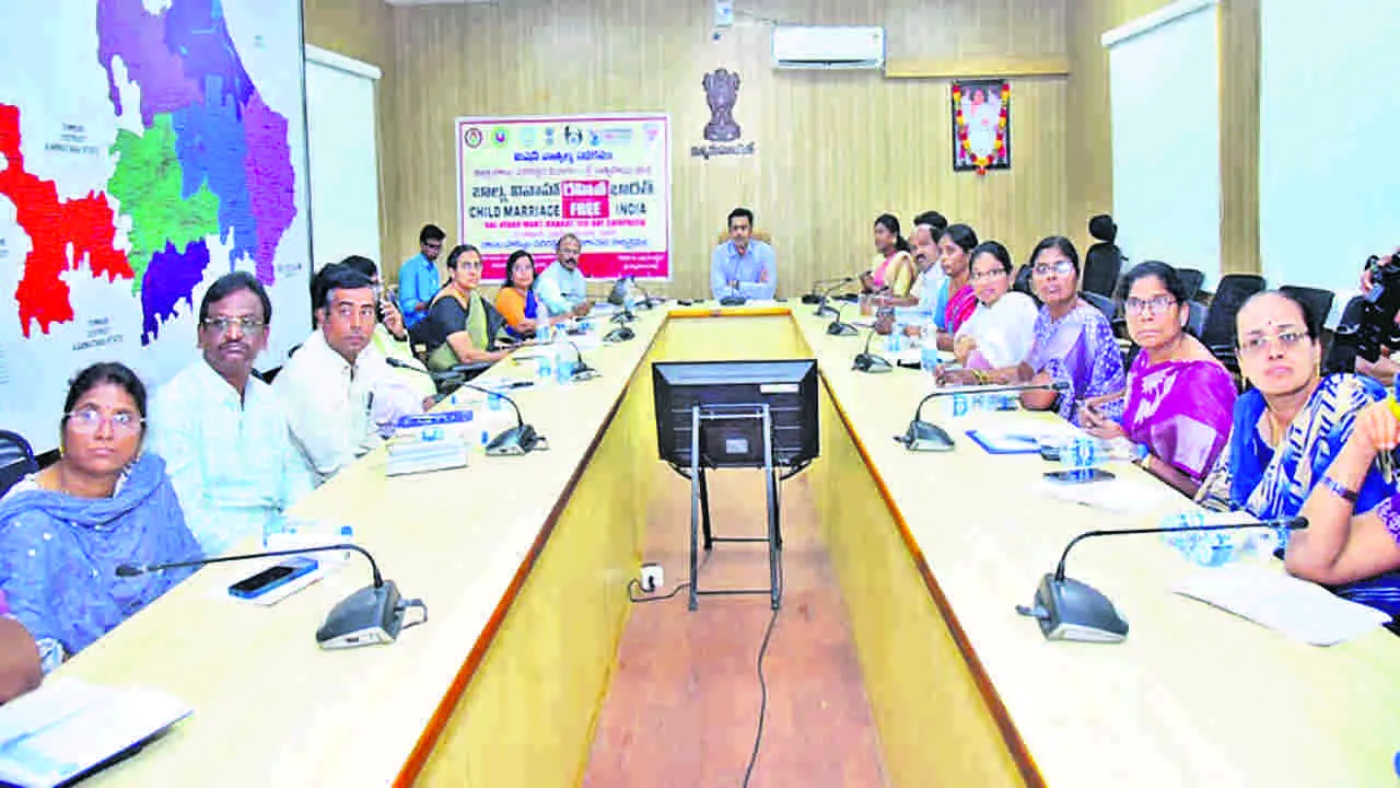 Collector బాల్యవివాహాలు అరికట్టాలి: కలెక్టర్‌