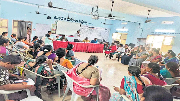 మహిళలు స్వయం సమృద్ధి సాధించాలి