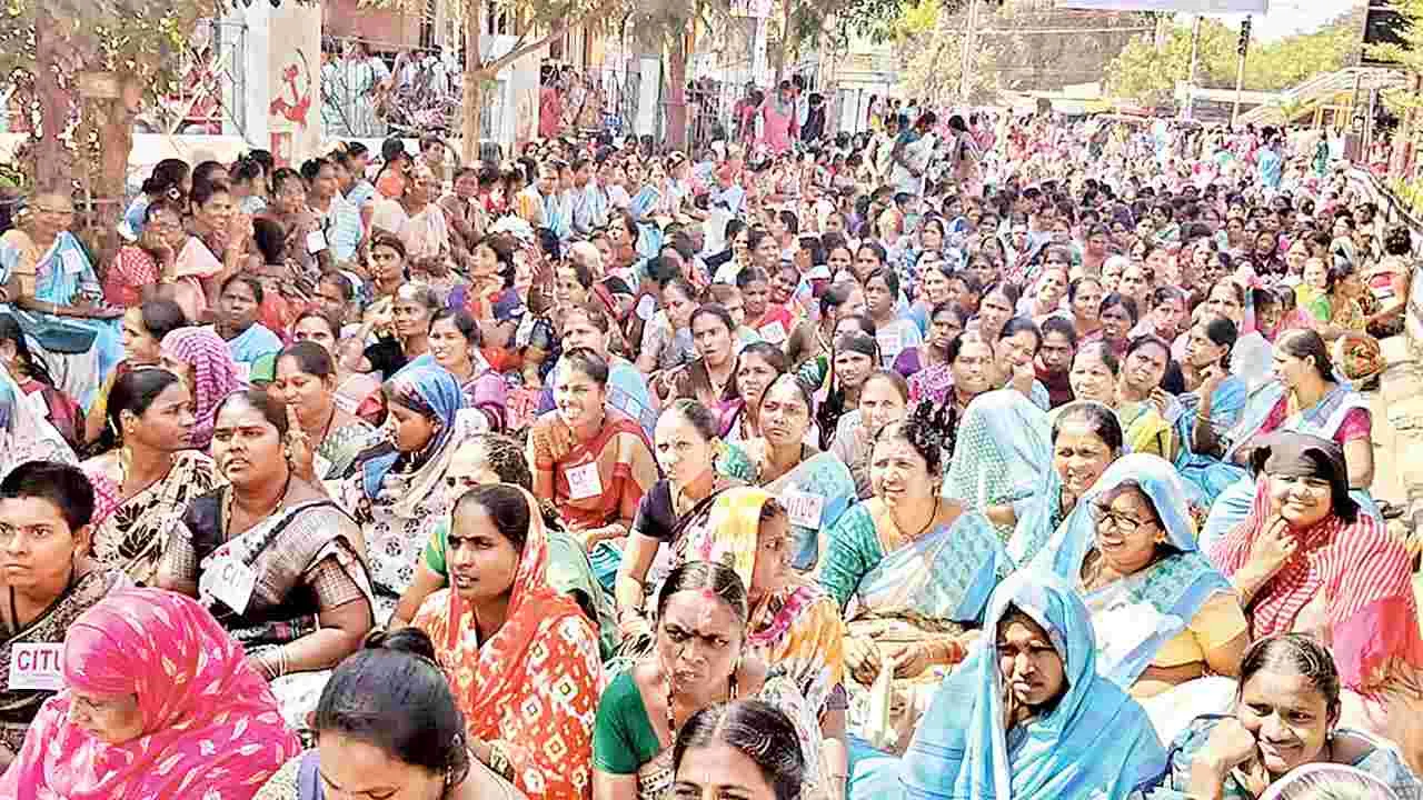 ఆందోళనలో అంగన్‌వాడీలు 