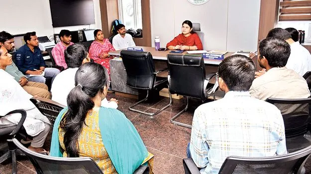 నిర్ణీత గడువులోగా అర్జీలు పరిష్కరించాలి 